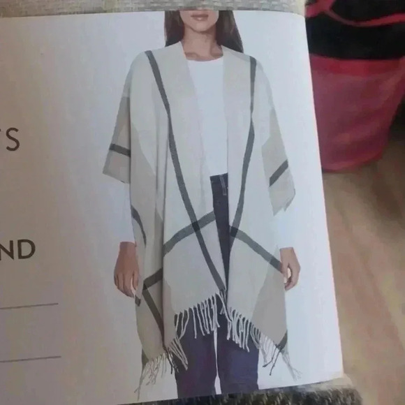 Three Dots NWT Cashmere Blend Beige Sweater Wrap - Women’s One Size Fits All - Picture 4 of 5